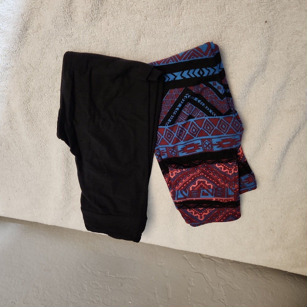 LULAROE 2 pr. S/M 1 Solid Black 1 Patterned Leggings
